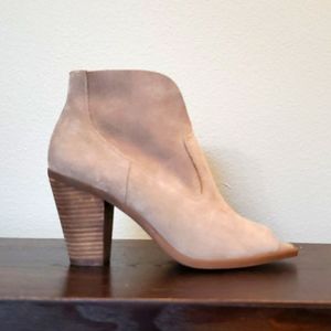 NWOT- AMAZING JESSICA SIMPSON TAUPE SUEDE PEEP TOE CHUNK HEEL ANKLE BOOTS SIZE 8